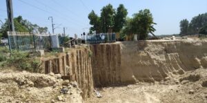 लखनऊ में अधूरी सड़क से बढ़ा खतरा: गिट्टी डालकर ठेकेदार गायब, लोग घायल