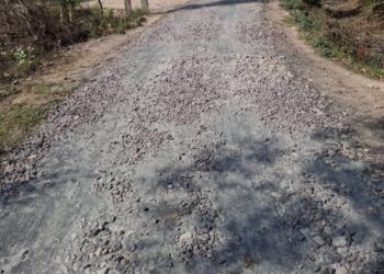 लखनऊ में अधूरी सड़क से बढ़ा खतरा: गिट्टी डालकर ठेकेदार गायब, लोग घायल