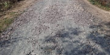 लखनऊ में अधूरी सड़क से बढ़ा खतरा: गिट्टी डालकर ठेकेदार गायब, लोग घायल