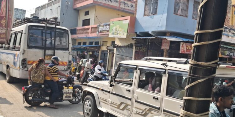 बृजमनगंज में जाम से हाहाकार, अतिक्रमण हटाने की तैयारी तेज