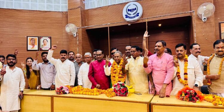 महराजगंज के शिवेंद्र सिंह बने यूपी कॉपरेटिव यूनियन के अध्यक्ष, समर्थकों में जश्न