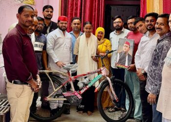93.2% अंक लाने वाली कनिष्का को अखिलेश यादव की ओर से साइकिल, सम्मानित हुई छात्रा