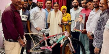 93.2% अंक लाने वाली कनिष्का को अखिलेश यादव की ओर से साइकिल, सम्मानित हुई छात्रा