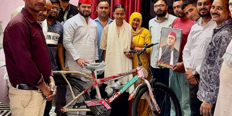 93.2% अंक लाने वाली कनिष्का को अखिलेश यादव की ओर से साइकिल, सम्मानित हुई छात्रा