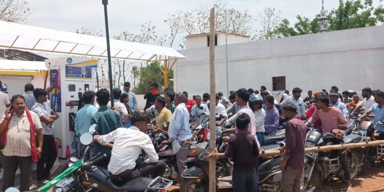 बृजमनगंज में BPCL पेट्रोल पंप पर अनियमितता के आरोप, ग्रामीणों में आक्रोश