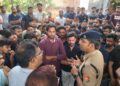 लखनऊ में अशोक लीलैंड कर्मचारियों का हंगामा, 2 महीने से वेतन नहीं मिलने पर प्रदर्शन