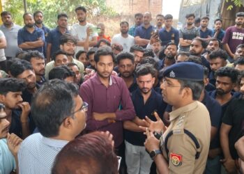 लखनऊ में अशोक लीलैंड कर्मचारियों का हंगामा, 2 महीने से वेतन नहीं मिलने पर प्रदर्शन