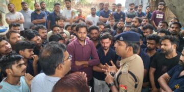 लखनऊ में अशोक लीलैंड कर्मचारियों का हंगामा, 2 महीने से वेतन नहीं मिलने पर प्रदर्शन