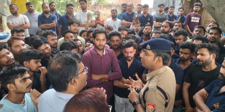 लखनऊ में अशोक लीलैंड कर्मचारियों का हंगामा, 2 महीने से वेतन नहीं मिलने पर प्रदर्शन