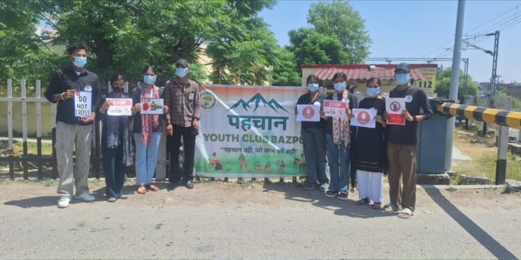 बाजपुर रेलवे क्रॉसिंग पर चला जागरूकता अभियान, पुलिस-रेलवे के सहयोग से मिनटों में खुला जाम