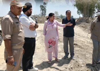 बाजपुर में निर्माणाधीन लेवाड़ा पुल का एसडीएम ने किया निरीक्षण, लापरवाही पर सख्त चेतावनी