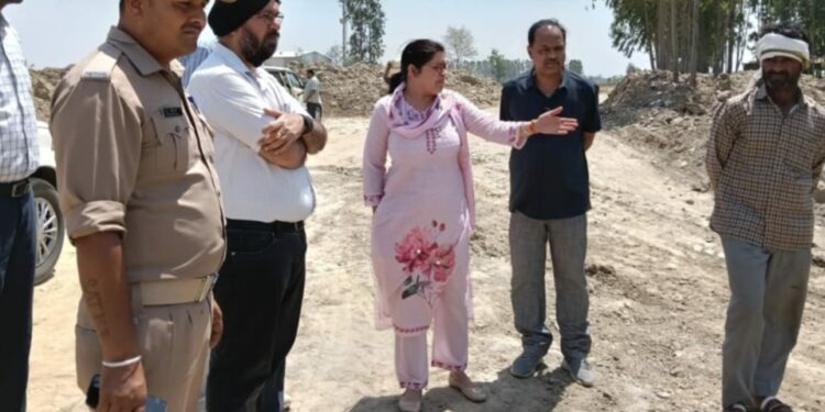 बाजपुर में निर्माणाधीन लेवाड़ा पुल का एसडीएम ने किया निरीक्षण, लापरवाही पर सख्त चेतावनी