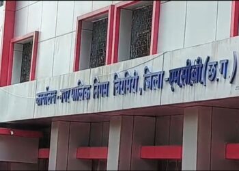 चिरमिरी में डस्टबिन रखकर हटाने का मामला तूल पकड़ा, नगर निगम की कार्यप्रणाली पर सवाल