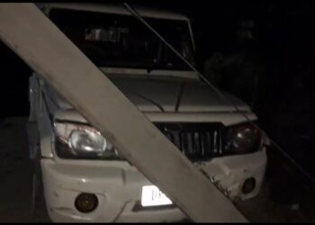 रायबरेली: तेज रफ्तार बोलेरो बिजली के खंभे से टकराई, बड़ा हादसा टला