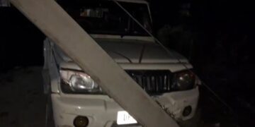 रायबरेली: तेज रफ्तार बोलेरो बिजली के खंभे से टकराई, बड़ा हादसा टला