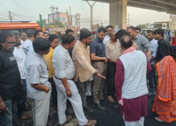 लखनऊ एक्सप्रेसवे पर बड़ी खामी: कट और अधूरे नालों को लेकर निरीक्षण, अधिकारियों ने दिया आश्वासन