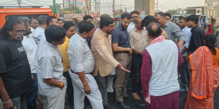 लखनऊ एक्सप्रेसवे पर बड़ी खामी: कट और अधूरे नालों को लेकर निरीक्षण, अधिकारियों ने दिया आश्वासन