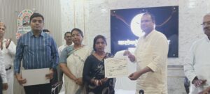 रायबरेली में श्रमिक दिवस पर कार्यक्रम, मजदूरों को योजनाओं की जानकारी और प्रमाण पत्र वितरित