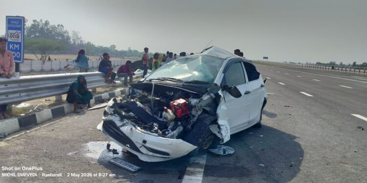 रायबरेली में गंगा एक्सप्रेसवे पर भीषण हादसा, ट्रक का टायर फटा, कार सवार परिवार गंभीर घायल