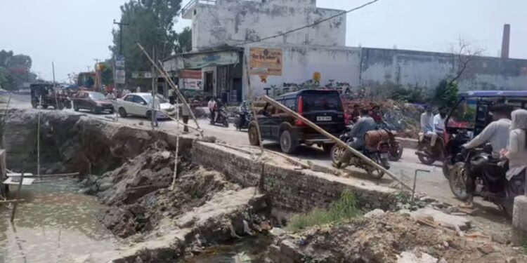 बारिश से पहले अधूरा पुल बना खतरा, दीवार गिरने से युवक कोमा में