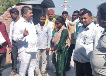 रायबरेली में आंधी से उजड़े घर पहुंची मदद, सुशील पासी ने पीड़िता को दी आर्थिक सहायता
