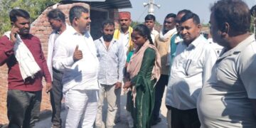 रायबरेली में आंधी से उजड़े घर पहुंची मदद, सुशील पासी ने पीड़िता को दी आर्थिक सहायता