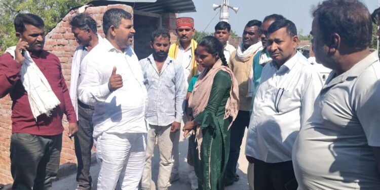 रायबरेली में आंधी से उजड़े घर पहुंची मदद, सुशील पासी ने पीड़िता को दी आर्थिक सहायता