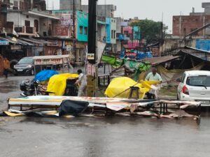आंधी-तूफान में गिरे नगर पंचायत के फ्लैक्स बोर्ड, बड़ा हादसा टला