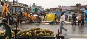 आंधी-तूफान में गिरे नगर पंचायत के फ्लैक्स बोर्ड, बड़ा हादसा टला