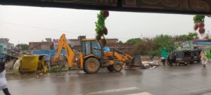 आंधी-तूफान में गिरे नगर पंचायत के फ्लैक्स बोर्ड, बड़ा हादसा टला