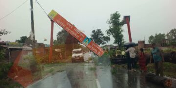 आंधी-तूफान में गिरे नगर पंचायत के फ्लैक्स बोर्ड, बड़ा हादसा टला