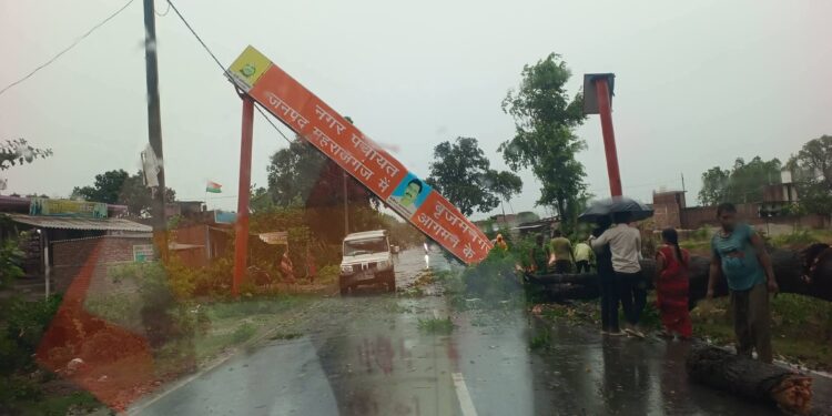 आंधी-तूफान में गिरे नगर पंचायत के फ्लैक्स बोर्ड, बड़ा हादसा टला