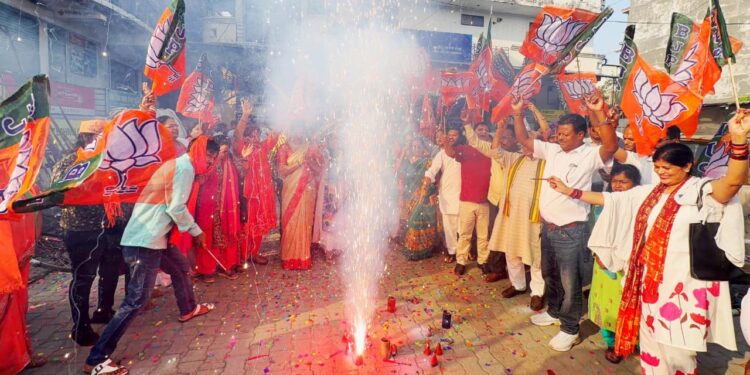 बीजेपी-एनडीए की जीत पर सरोजनीनगर में जश्न, डॉ. राजेश्वर सिंह बोले-यह सांस्कृतिक अस्मिता का जनादेश