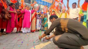 बीजेपी-एनडीए की जीत पर सरोजनीनगर में जश्न, डॉ. राजेश्वर सिंह बोले-यह सांस्कृतिक अस्मिता का जनादेश