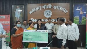 रायबरेली में किसानों को फसल बीमा क्षतिपूर्ति, अदिति सिंह ने 12 किसानों को दिए डमी चेक