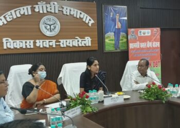 रायबरेली में किसानों को फसल बीमा क्षतिपूर्ति, अदिति सिंह ने 12 किसानों को दिए डमी चेक