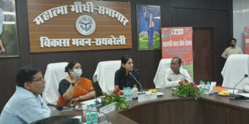 रायबरेली में किसानों को फसल बीमा क्षतिपूर्ति, अदिति सिंह ने 12 किसानों को दिए डमी चेक