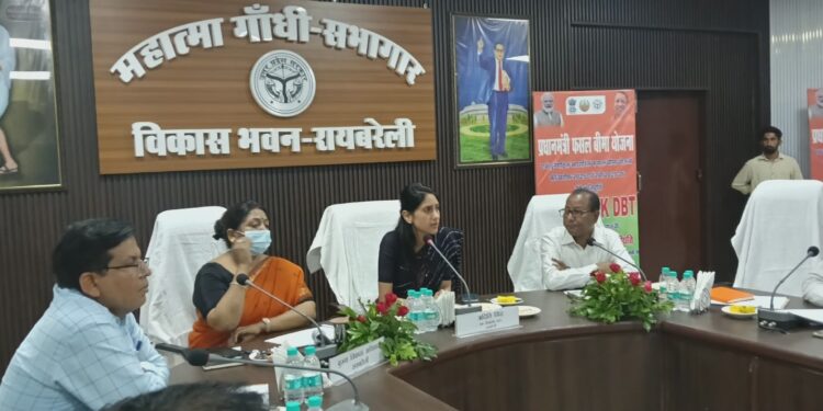 रायबरेली में किसानों को फसल बीमा क्षतिपूर्ति, अदिति सिंह ने 12 किसानों को दिए डमी चेक