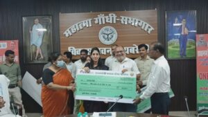 रायबरेली में किसानों को फसल बीमा क्षतिपूर्ति, अदिति सिंह ने 12 किसानों को दिए डमी चेक