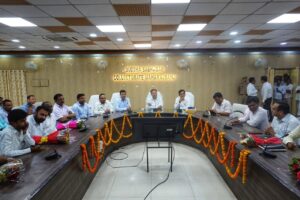 गौरव सिंह सोगरवाल ने संभाला महराजगंज डीएम का कार्यभार, अधिकारियों को दिए सख्त निर्देश