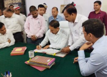 गौरव सिंह सोगरवाल ने संभाला महराजगंज डीएम का कार्यभार, अधिकारियों को दिए सख्त निर्देश