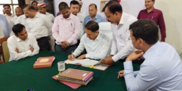 गौरव सिंह सोगरवाल ने संभाला महराजगंज डीएम का कार्यभार, अधिकारियों को दिए सख्त निर्देश