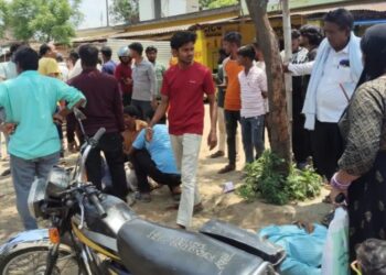 महराजगंज में दो बाइकों की आमने-सामने भिड़ंत, तीन घायल