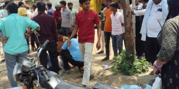 महराजगंज में दो बाइकों की आमने-सामने भिड़ंत, तीन घायल