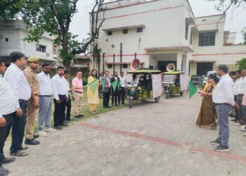 रायबरेली में राष्ट्रीय लोक अदालत के प्रचार वाहन को दिखाई गई हरी झंडी