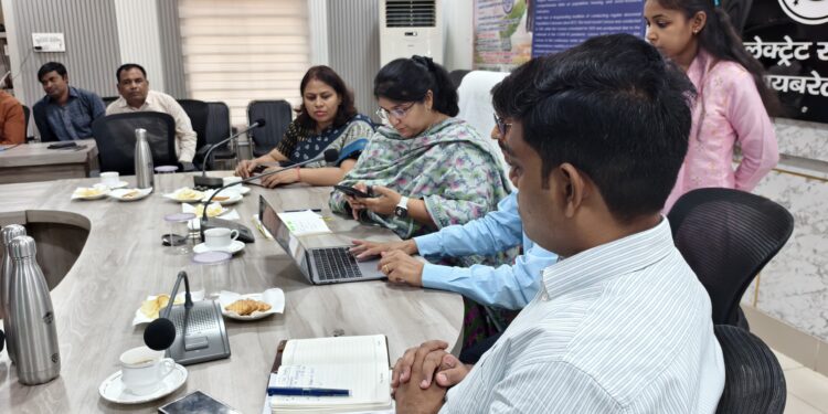 डीएम ने जनगणना 2027 के अंतर्गत स्व-गणना के लिए लोगो से की अपील