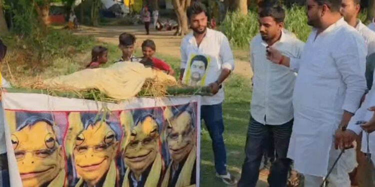महराजगंज में सपा कार्यकर्ताओं ने निकाली ओमप्रकाश राजभर की प्रतीकात्मक शव यात्रा