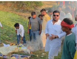 महराजगंज में सपा कार्यकर्ताओं ने निकाली ओमप्रकाश राजभर की प्रतीकात्मक शव यात्रा