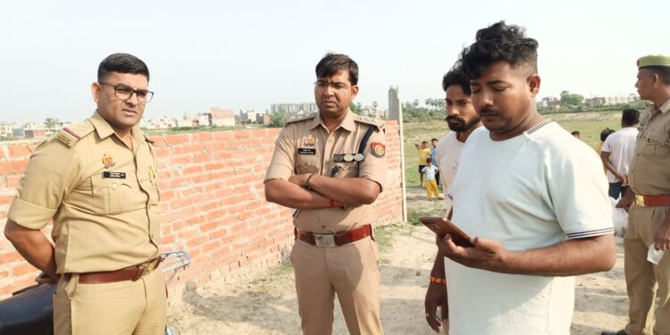 लखनऊ के बिजनौर में युवक का शव मिलने से सनसनी, शरीर पर मिले चोट के निशान