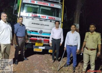 महराजगंज में अवैध सागौन लकड़ी से लदा डीसीएम पकड़ा गया